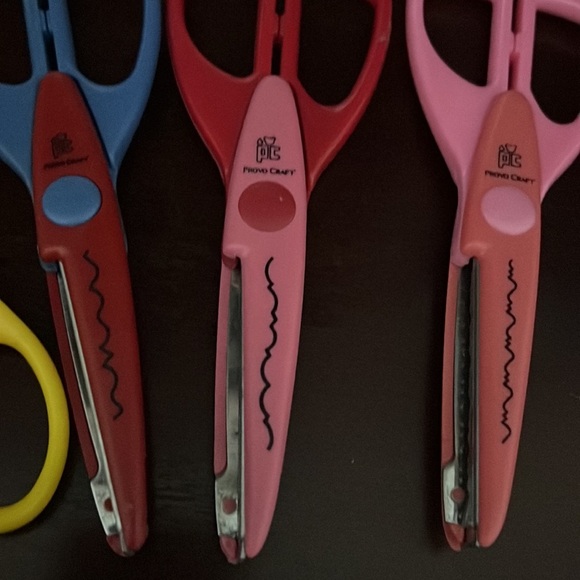 Fiskars paper edge scissors (3) & Provo chart scissors decorative edge scissors - Picture 4 of 10